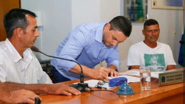 Prefeito de Três Ranchos, Hugo Deleon, assina projetos de leis para o município; Projeto Bolsas Estudantis e Cidade Limpa