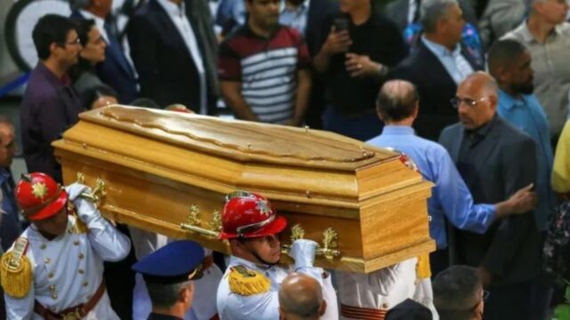 Corpo de Dona Iris é enterrado no Cemitério Santana, em Goiânia