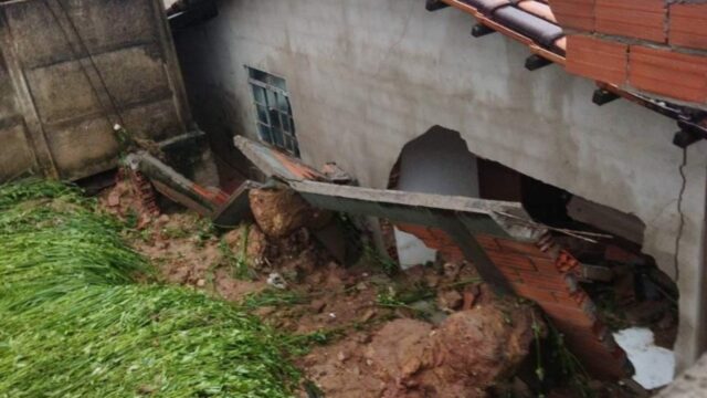 Muro desaba durante forte chuva e danificada residência em Goiandira