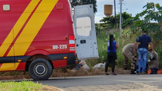 Mulher fica ferida após acidente entre carro e moto em Catalão