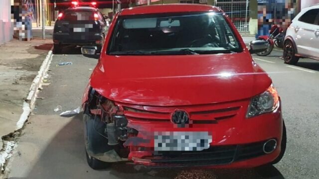 Veículos colidem em cruzamento no bairro São João, em Catalão