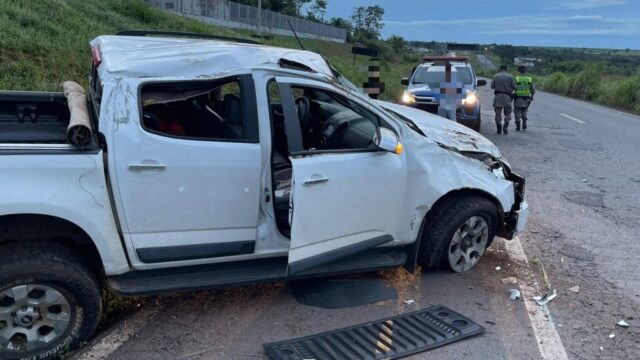Motorista perde controle ao desviar de buracos e capota caminhonete na GO-139, em Caldas Novas