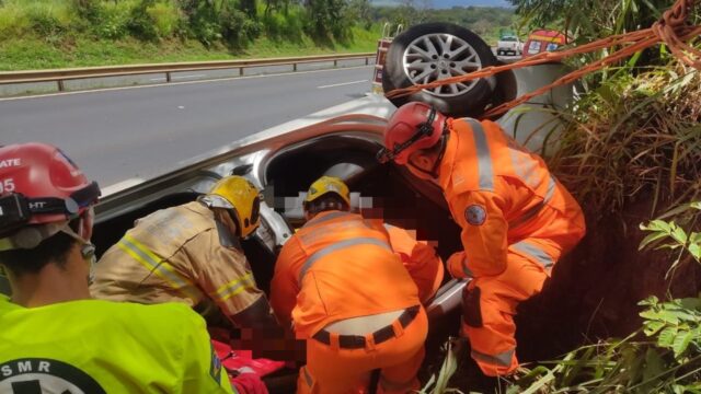 Duas pessoas ficam feridas após veículo capotar na BR-050, em Araguari