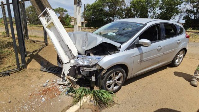 Em Catalão, motorista perde o controle de veículo e colide contra poste, após ser "fechada" por caminhão