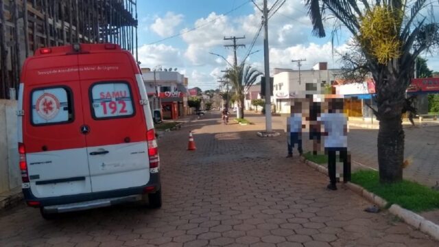 Motociclista fica ferido após desviar de veículo e bater em coqueiro, em Pires do Rio