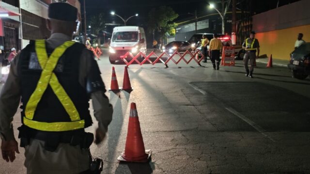 Três carros são aprendidos após motoristas furar blitz da Balada Responsável em Catalão