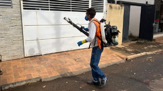 Em Ouvidor, equipe da Vigilância Sanitária e Controle de Endemias realiza operação contra a dengue