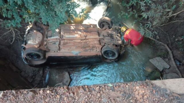 Após saída de pista veículo cai dentro de córrego na zona rural de Caldas Novas