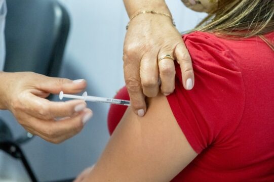 Vacina bivalente contra Covid começa a ser aplicada em Catalão