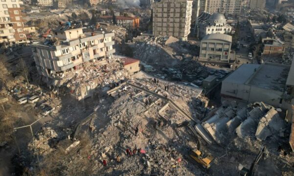 Mortes chegam a quase 22 mil em terremoto na Turquia e Síria