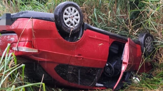 Carro com cinco pessoas capota em rodovia sentido Araguari a Caldas Novas