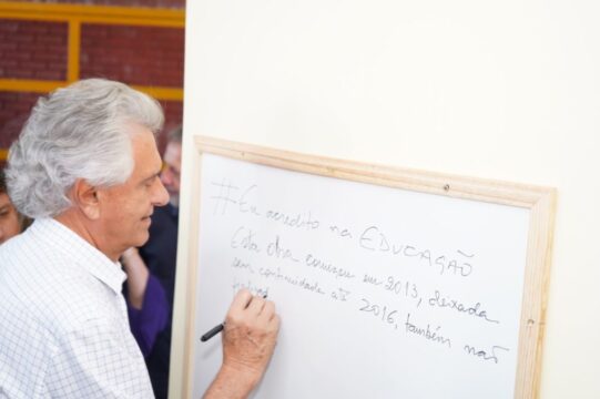 Caiado encaminha à Alego projeto que concede gratificação de R$ 1,1 mil para professores