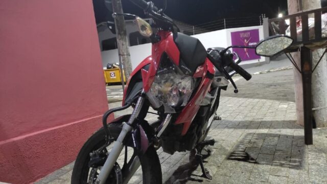 Motociclista fica ferido após bater em caçamba de lixo no bairro Pio Gomes, em Catalão