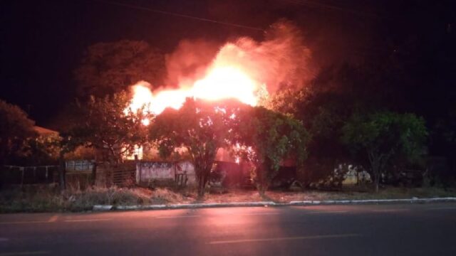 Corpo de Bombeiros combate incêndio em residência em Araguari