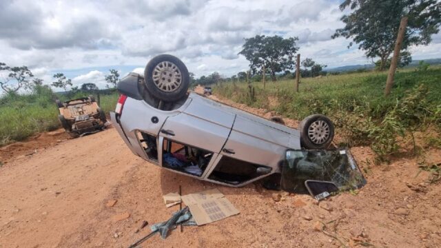 Veículos capotam após colisão em estrada vicinal na zona rural, em Ouvidor