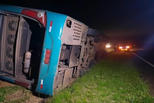 Ônibus com mais de 50 passageiros tomba na BR-365, em Uberlândia