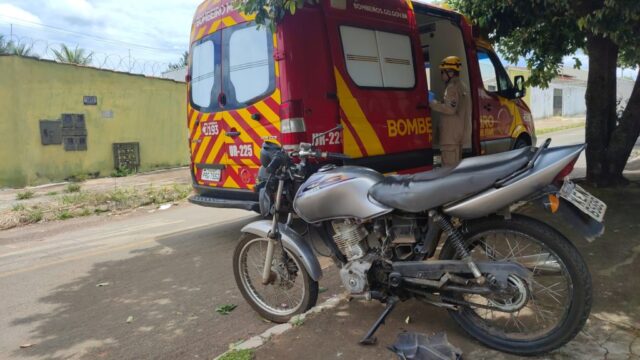 Acidente de trânsito: motoclista não respeita sinal de "Pare" e colide contra automóvel no Bairro Jd. Paraíso, em Catalão
