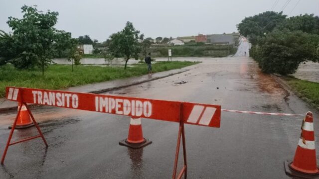 Chuva forte faz represa transbordar em Catalão e causa transtornos aos moradores