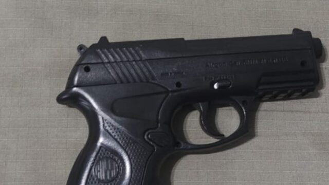 Suspeito é preso com simulacro de pistola no bairro Castelo Branco, em Catalão