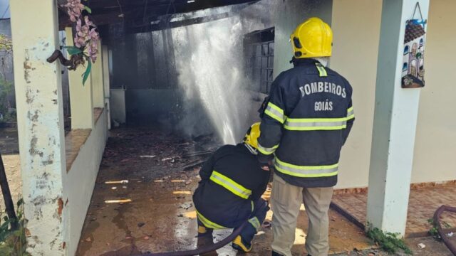 Bombeiros combatem incêndio em residência, em Catalão