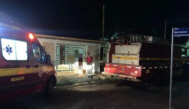 Araguari: Corpo de Bombeiros atende ocorrência de incêndio em residência; cômodos ficaram destruídos pelas chamas