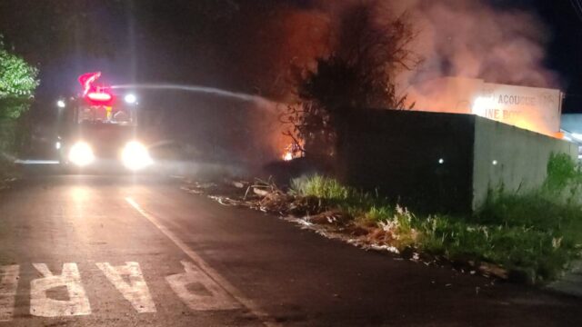Corpo de Bombeiros combate incêndio em lote vago no Bairro Jardim Europa, em Catalão