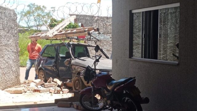 Após colisão, carro vai parar dentro de área de uma residência em Caldas Novas