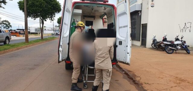 Acidente de trânsito: moto colide lateralmente contra carro e deixa homem com ferimentos no Bairro Ipanema, em Catalão