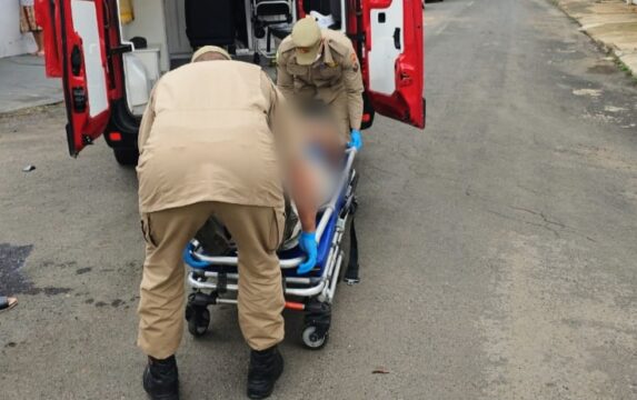 Motociclista fica ferido após colisão com carro no Bairro Ipanema, em Catalão