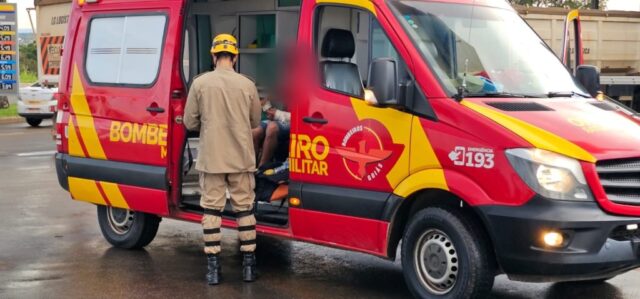 Colisão entre carro e moto deixa motoclista ferido em trevo de acesso da BR-050, em Catalão