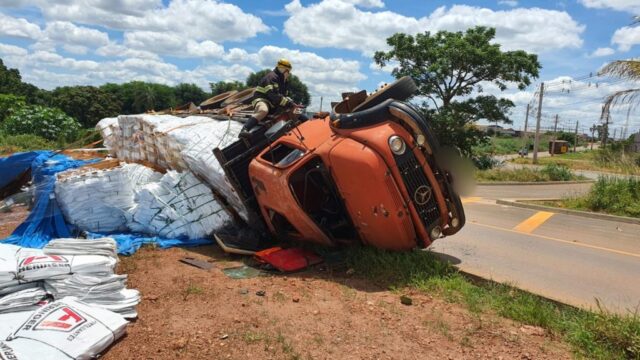 Tombamento de caminhão deixa motorista ferido no Distrito Minero-industrial, em Catalão