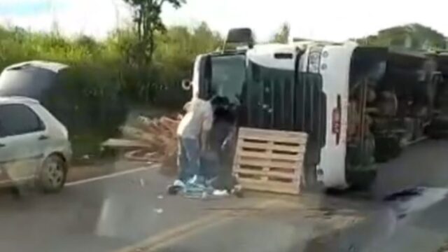 Motorista fica ferido após tombamento de carreta na GO-330, em Ipameri
