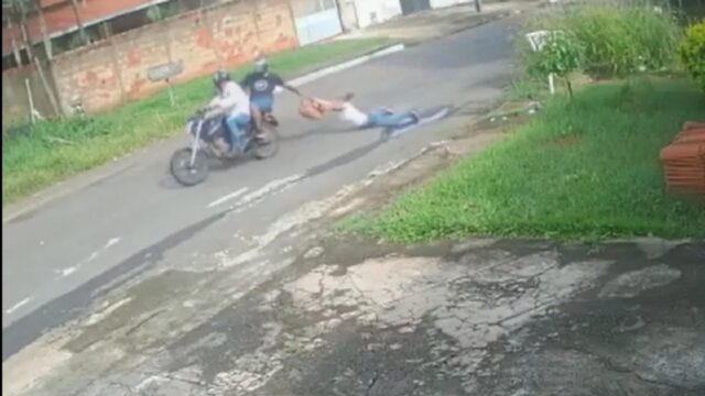 Mulher é arrastada por moto ao segurar bolsa durante assalto, em Goiânia; vídeo