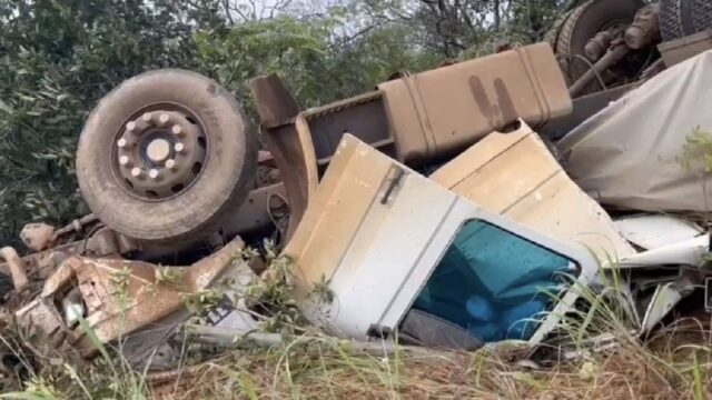 Motorista morre após carreta capotar na GO-213 entre Ipameri e Campo Alegre de Goiás