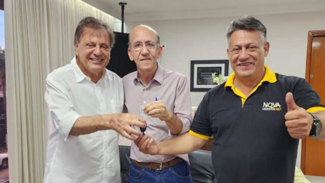 Prefeito de Catalão recebe ambulância adquirida com emenda parlamentar do deputado Rubens Otoni