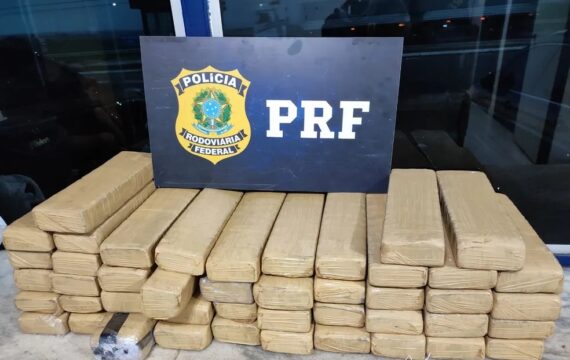 Casal com filha de quatro anos no carro é preso com 42 kg de maconha em Uberlândia