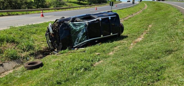 Carro sai da pista, invade carteiro central e deixa criança ferida na BR-050 próxima a Catalão