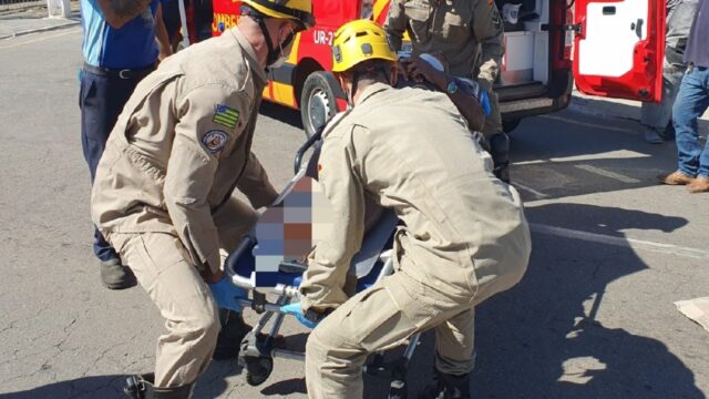 Motociclista de 61 anos tem fratura grave na perna após colisão com carro, em Catalão