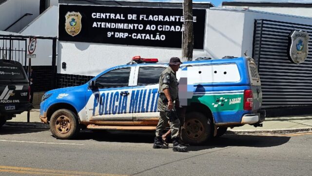 Homem é preso após agredir a própria mãe com facão na zona rural de Catalão