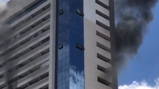 Incêndio atinge prédio comercial em Aparecida de Goiânia
