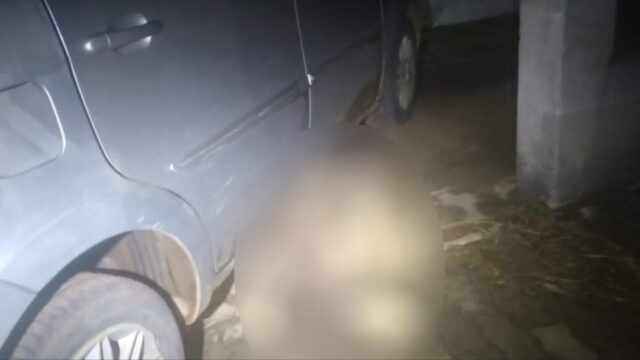 Após viagem de carro, mulher encontra corpo preso embaixo de veículo
