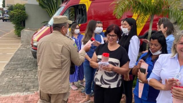 Bombeiros realizam entregas de lembranças em homenagem ao dia Internacional da Mulher