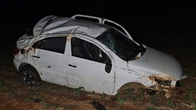 Grave acidente: carro capota e deixa motorista ferido na GO-210, em Goiandira
