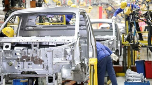 GM, Hyundai e Stellantis param fábricas e dão férias coletivas