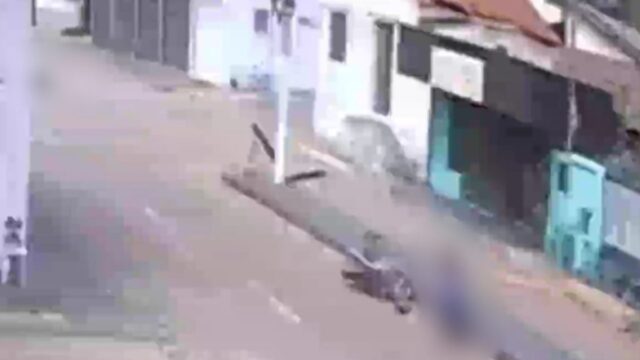 Idoso fica em estado grave após ser atropelado por moto em avenida de Três Ranchos; Vídeo