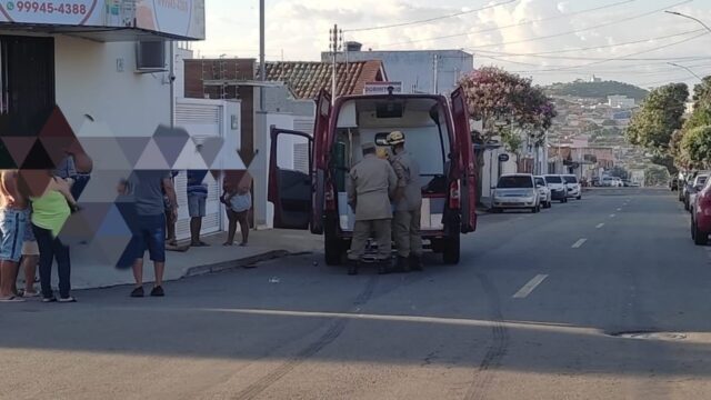 Dois jovens ficam feridos em colisão entre carro e moto em Catalão
