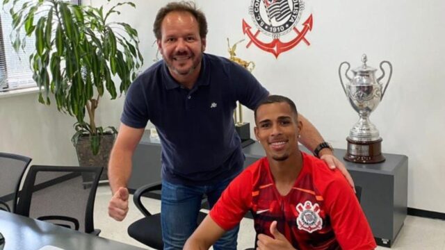 Jovem goleiro de Catalão, Matheus Roger, assina seu primeiro contrato profissional com o Corinthians