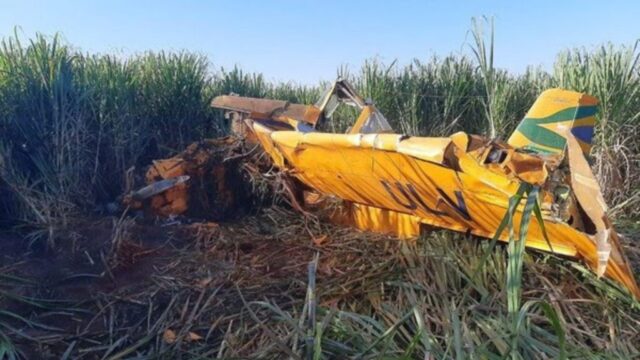 Avião pulverizador cai em canavial na zona rural de Uberaba e piloto fica ferido