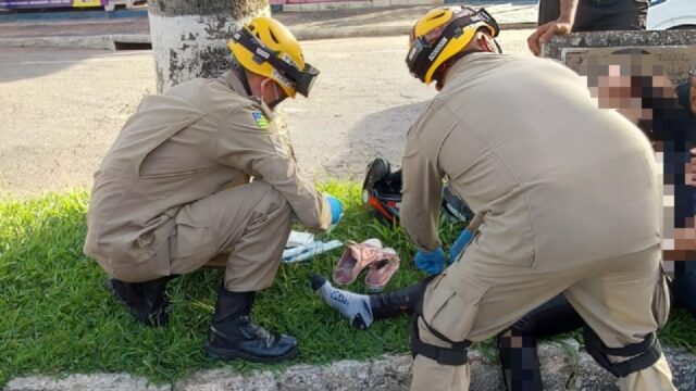 Mulher fica ferida em colisão de carro e moto, em Caldas Novas
