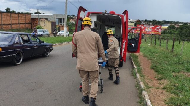 Carro colide em traseira de moto e condutora fica ferida em Catalão